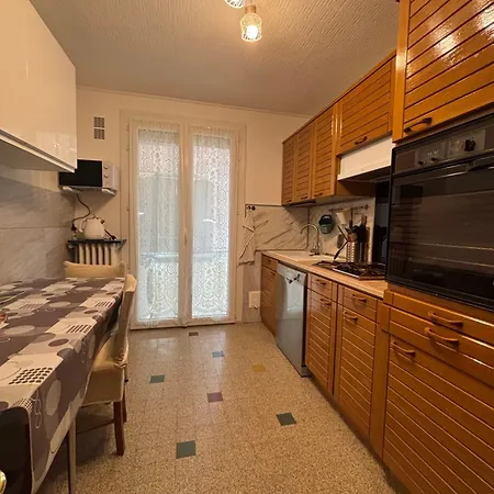 Appartement Montalieu アパート *